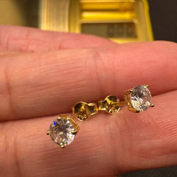 REAL 18K SAUDI GOLD MOISSANITE STUD EARRINGS - Picture 3 of 6